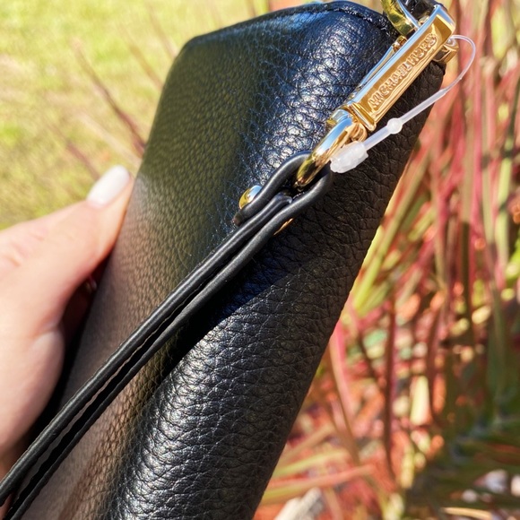 Gabysbags💞NWT Michael Kors phone Wristlet black - Picture 2 of 3
